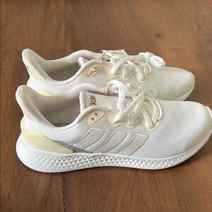 Adidas Cloudfoam ComfortWhite Sneakers with Minimalist Design and Geometric Sole